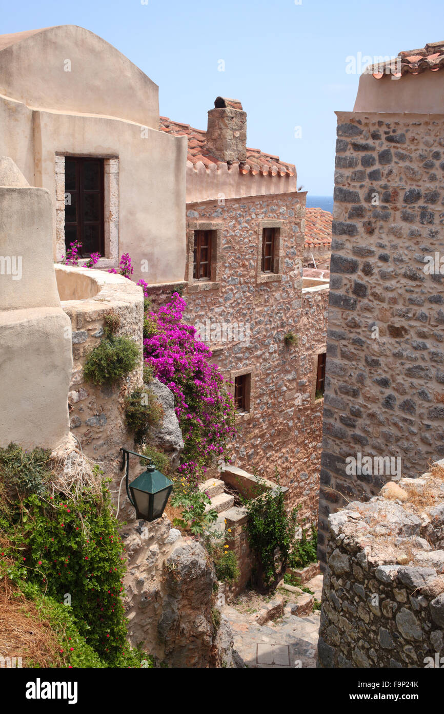 Case in pietra di incantevole villaggio di Monemvasia nel Peloponneso con strade strette e scale Foto Stock