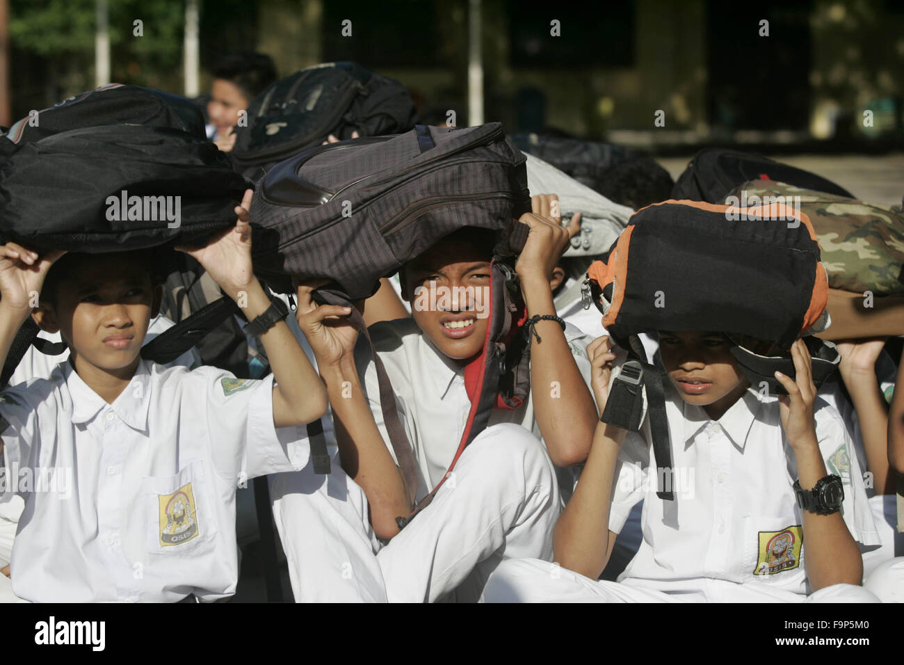 Bannda Aceh, Indonesia. Xvii Dec, 2015. Gli studenti partecipano a un trapano per lo tsunami e il terremoto come parte di un disastro programma di sensibilizzazione nella scuola di Banda Aceh, Indonesia, Dic 17, 2015. L Indonesia è incline a scosse come esso giace su un vulnerabile quake-ha colpito la zona chiamata "Pacifico Anello di Fuoco.' © Junaidi/Xinhua/Alamy Live News Foto Stock