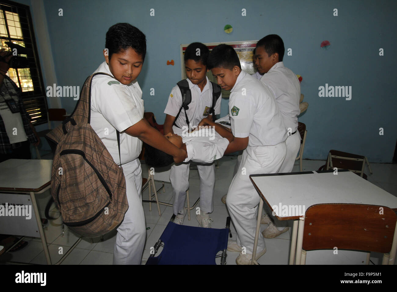 Bannda Aceh, Indonesia. Xvii Dec, 2015. Gli studenti partecipano a un trapano per lo tsunami e il terremoto come parte di un disastro programma di sensibilizzazione nella scuola di Banda Aceh, Indonesia, Dic 17, 2015. L Indonesia è incline a scosse come esso giace su un vulnerabile quake-ha colpito la zona chiamata "Pacifico Anello di Fuoco.' © Junaidi/Xinhua/Alamy Live News Foto Stock