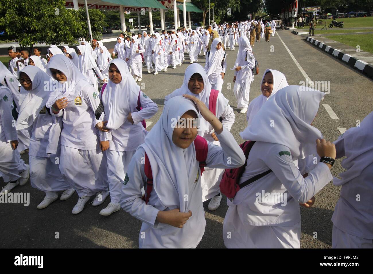 Bannda Aceh, Indonesia. Xvii Dec, 2015. Gli studenti partecipano a un trapano per lo tsunami e il terremoto come parte di un disastro programma di sensibilizzazione nella scuola di Banda Aceh, Indonesia, Dic 17, 2015. L Indonesia è incline a scosse come esso giace su un vulnerabile quake-ha colpito la zona chiamata "Pacifico Anello di Fuoco.' © Junaidi/Xinhua/Alamy Live News Foto Stock