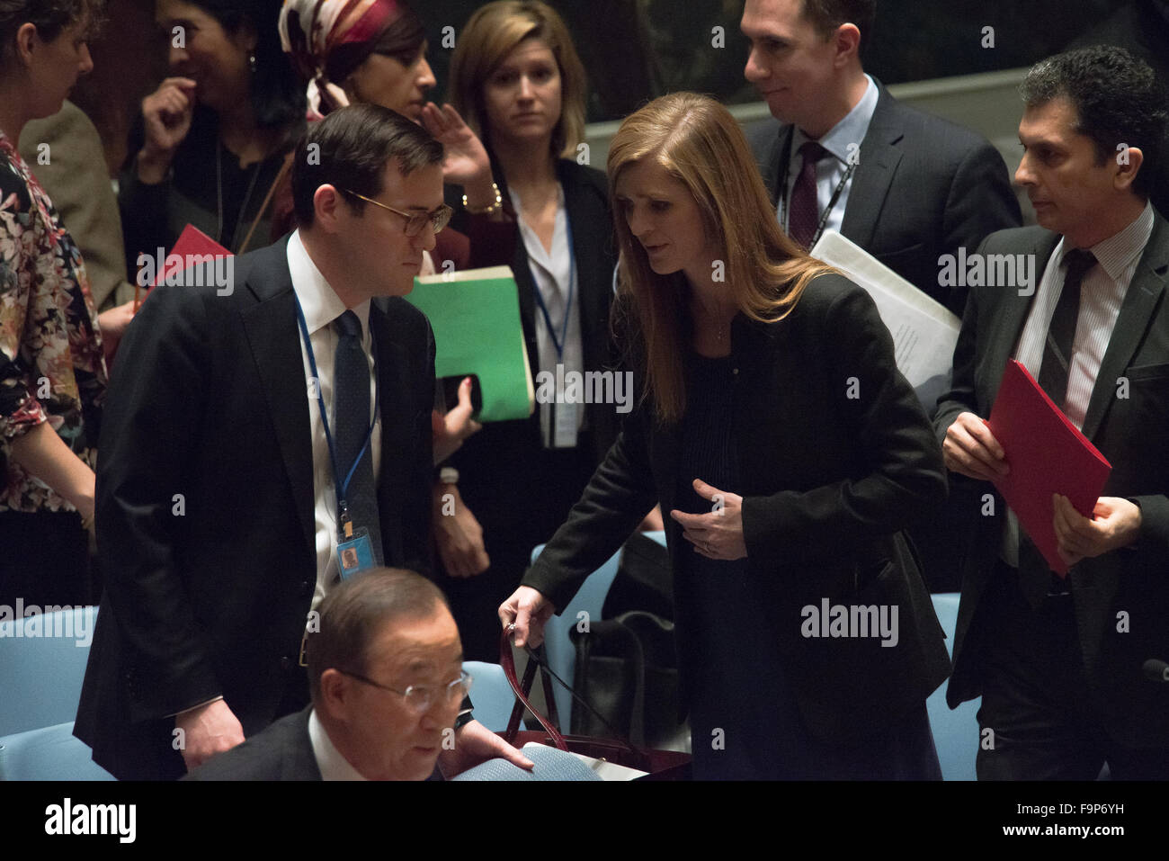 New York, Stati Uniti. Xvii Dec, 2015. Ambasciatore statunitense Samantha Power (centro destra) arriva al Consiglio di sicurezza di sessione. Come parte di una serie di sicurezza le sessioni del Consiglio in materia di terrorismo, in particolare stato islamico estremismo in Siria, U.S. Il segretario al Tesoro Jack Lew presieduto una sessione del Consiglio sugli sforzi volti a limitare il finanziamento di Stato islamico gruppi. Credito: Albin Lohr-Jones/Pacific Press/Alamy Live News Foto Stock