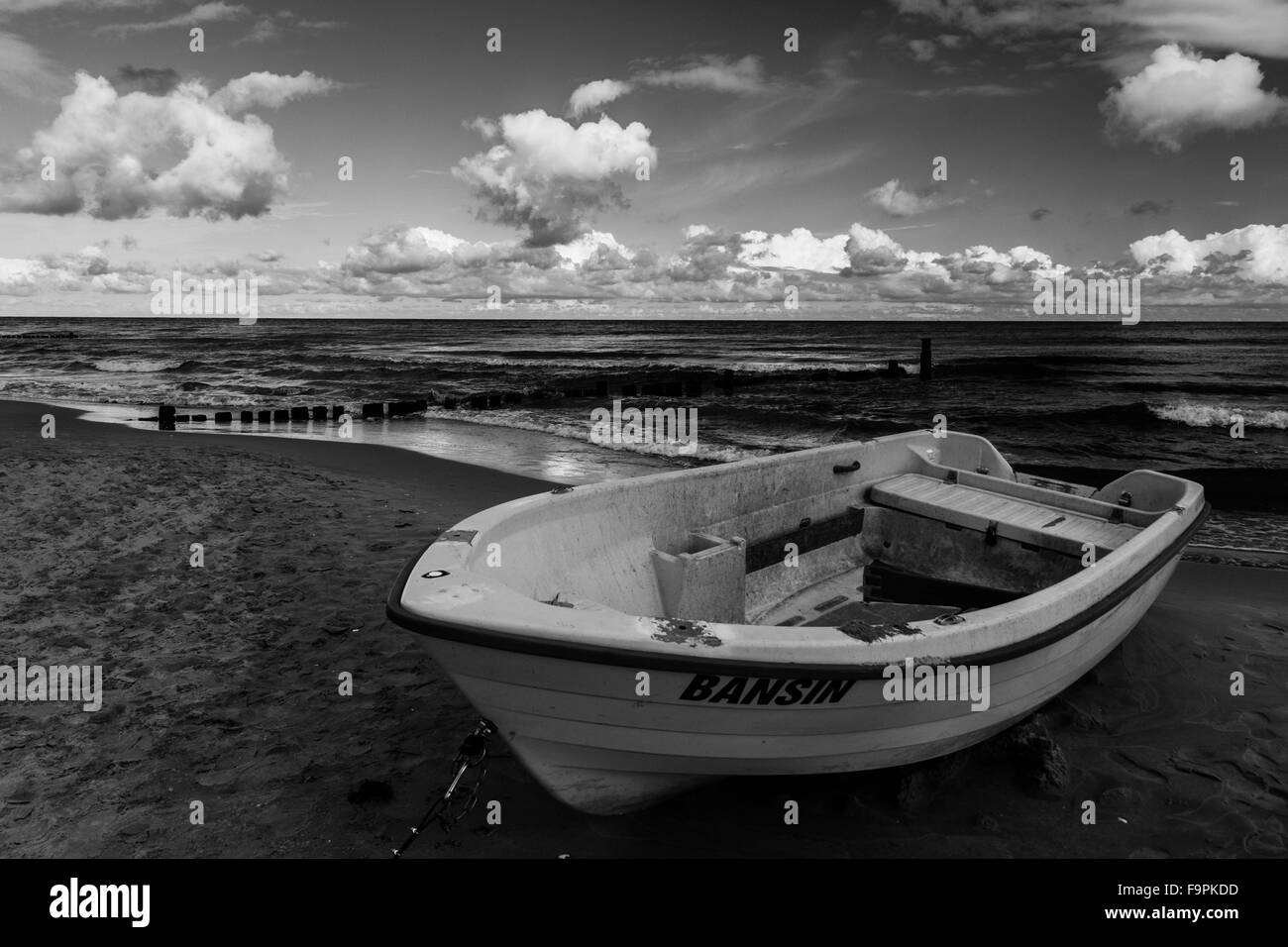 Piccola barca sulla spiaggia Foto Stock