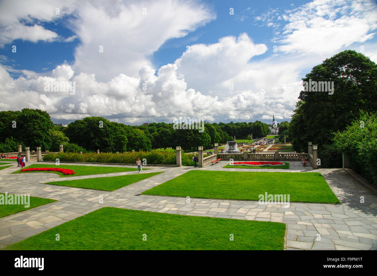 OSLO, Norvegia - 31 Luglio: vista prospettica del Parco Frogner famoso da Vigeland Sculpture l'installazione. Foto Stock