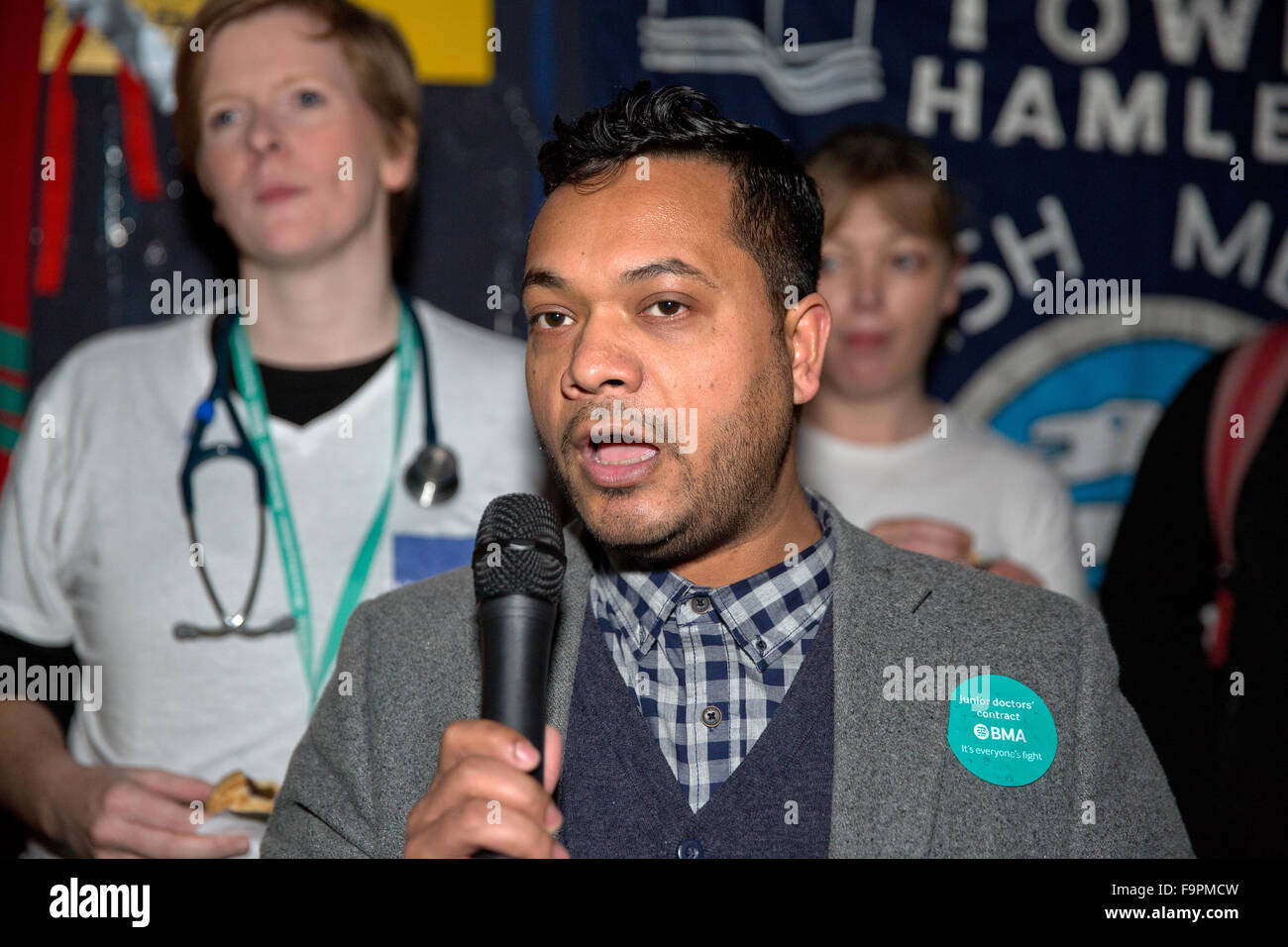 Londra, Regno Unito. 17 dicembre, 2015. Assessore Oliur Rahman, leader del gruppo indipendente su Tower Hamlets Consiglio indirizzi, il Rally di Natale per il NHS al di fuori del vecchio Royal Hospital di Londra. Credito: Mark Kerrison/Alamy Live News Foto Stock