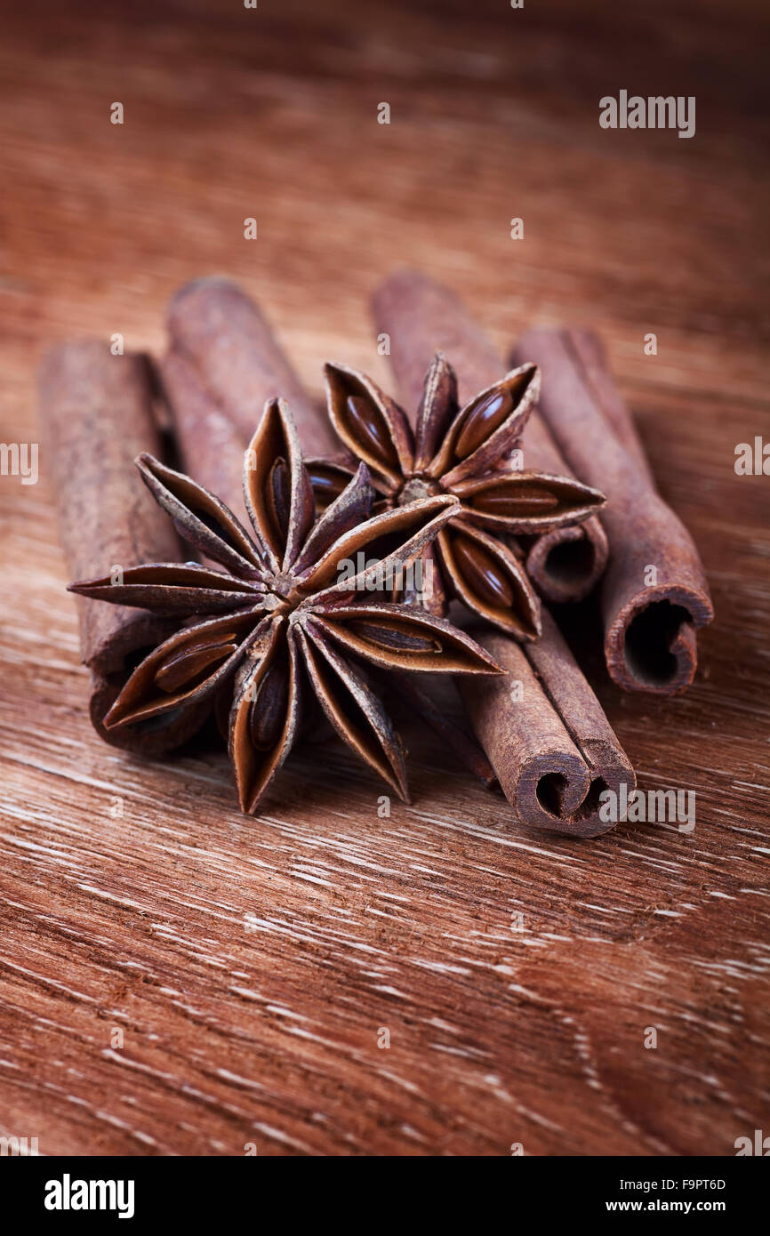 Anice stelle con bastoncini di cannella sul pannello di legno Foto Stock