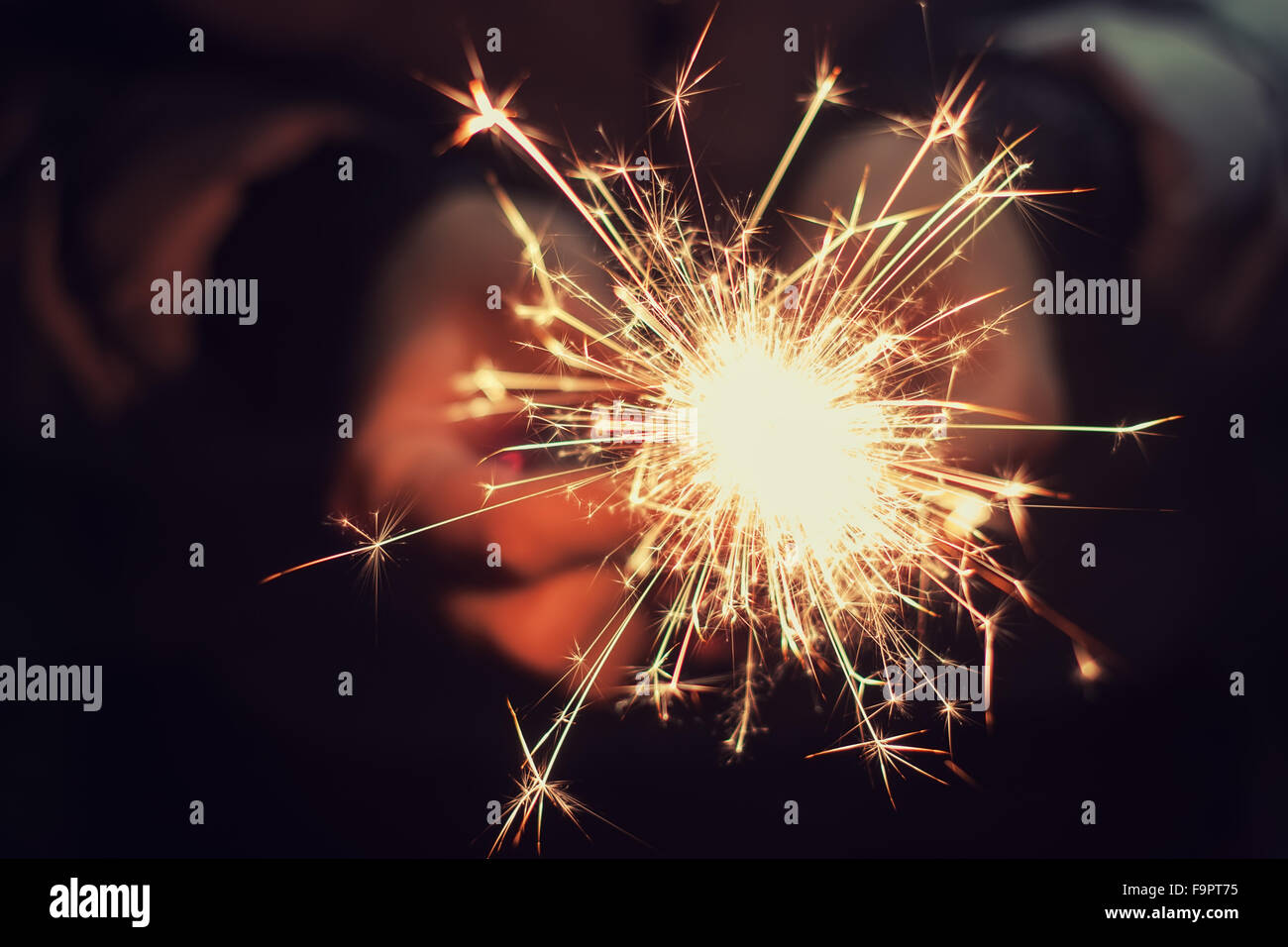 Bella luminosa sparkler celebrativo nella mani della donna Foto Stock