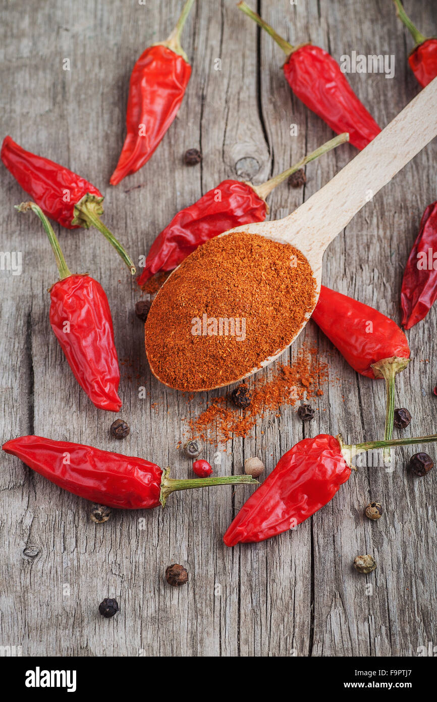 Terra colore rosso peperoncino e pepe della Giamaica in un legno Foto Stock