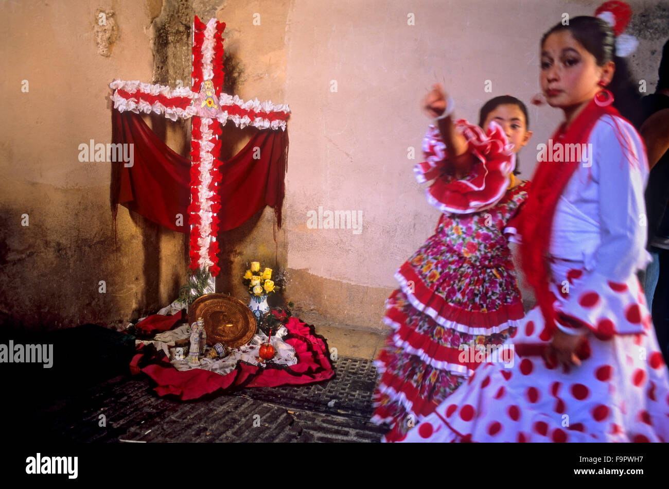 Dia de la Cruz, croce floreali e le ragazze in abito tradizionale 'ONU Chavico pa la Cruz', ad Arco de Las Pesas,quartiere Albaicin, Gran Foto Stock