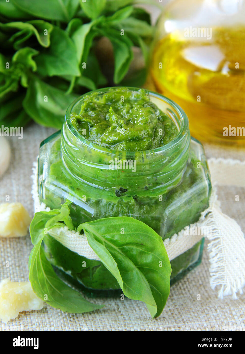 In casa il pesto di basilico verde in un vasetto di vetro Foto Stock