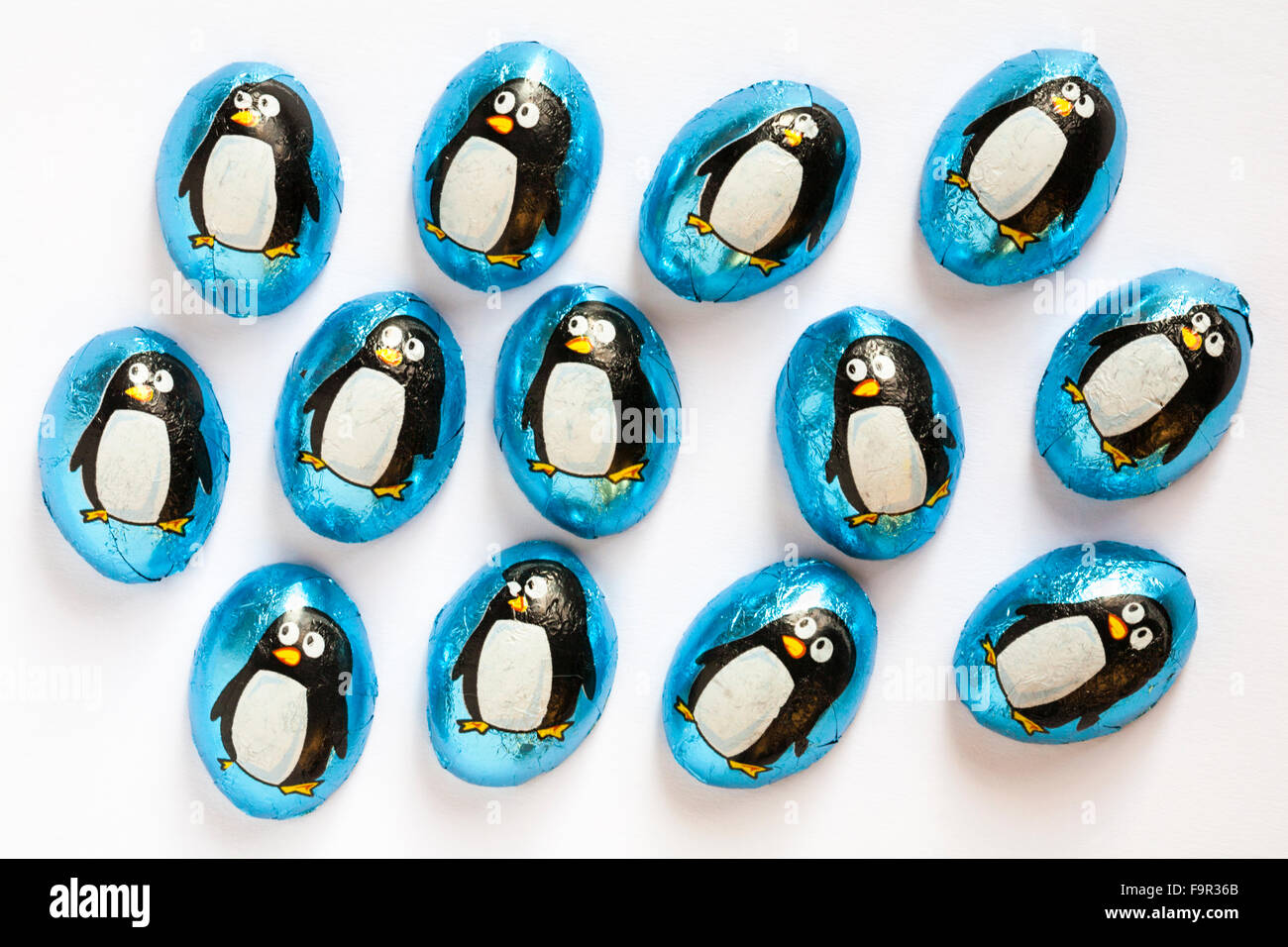 Tesco Natale cioccolato al latte pinguini pronto per Natale isolato su sfondo bianco Foto Stock