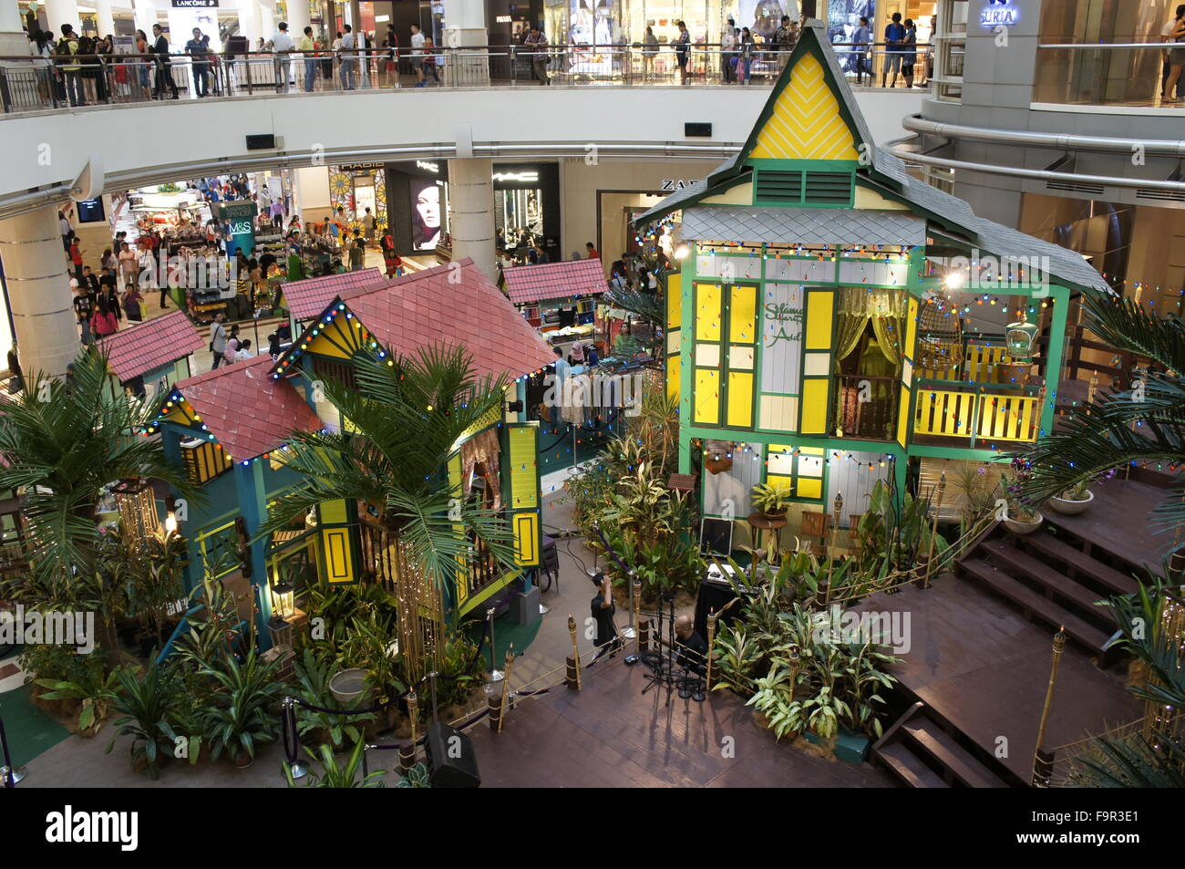 Malaysian shopping mall decorate per Hari Raya Puasa o Eid-ul fitr (rottura del Festival veloce) celebrazioni con la casa di villaggio Foto Stock