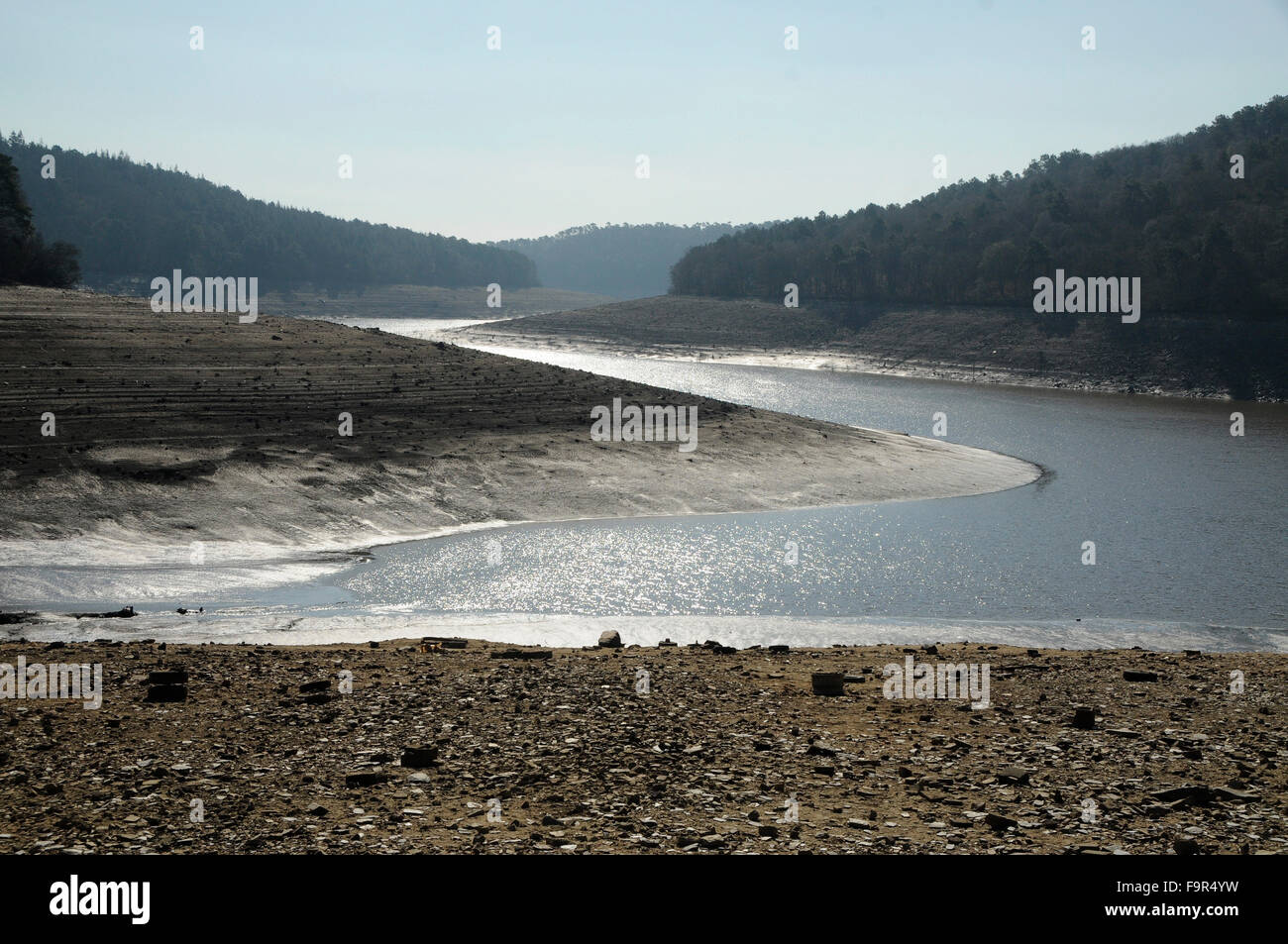 Il lago di Guerlédan, la parte centrale della Bretagna, viene scaricato per la prima volta in 25 anni. Foto Stock