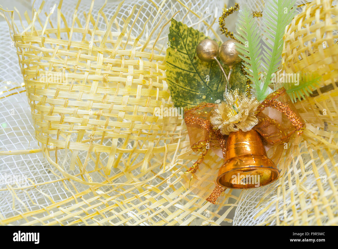 Golden brown campanello con oro giallo nervatura netto bin per evento festivo Foto Stock