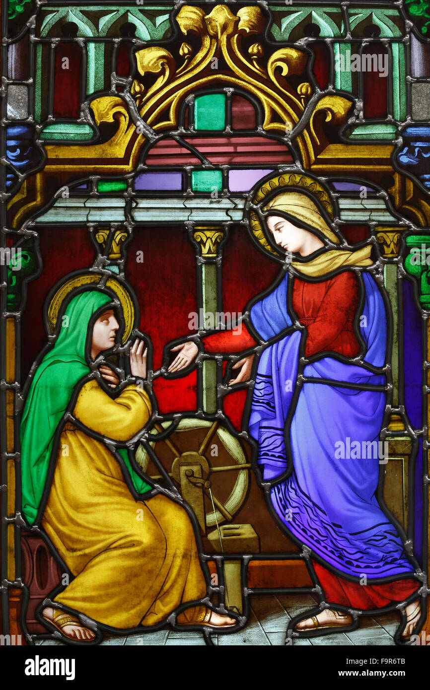 Notre Dame d'Aix Les Bains chiesa. Finestra di vetro colorato. Visita della Vergine Maria alla cugina Elisabetta. Foto Stock