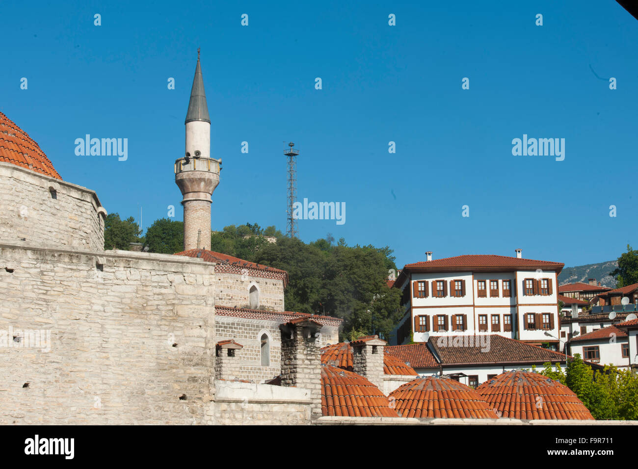 Türkei, westliche Schwarzmeerküste, Safranbolu, Cinci Hamami, dahinter die Izzet Mehmet Pascha Moschee Foto Stock