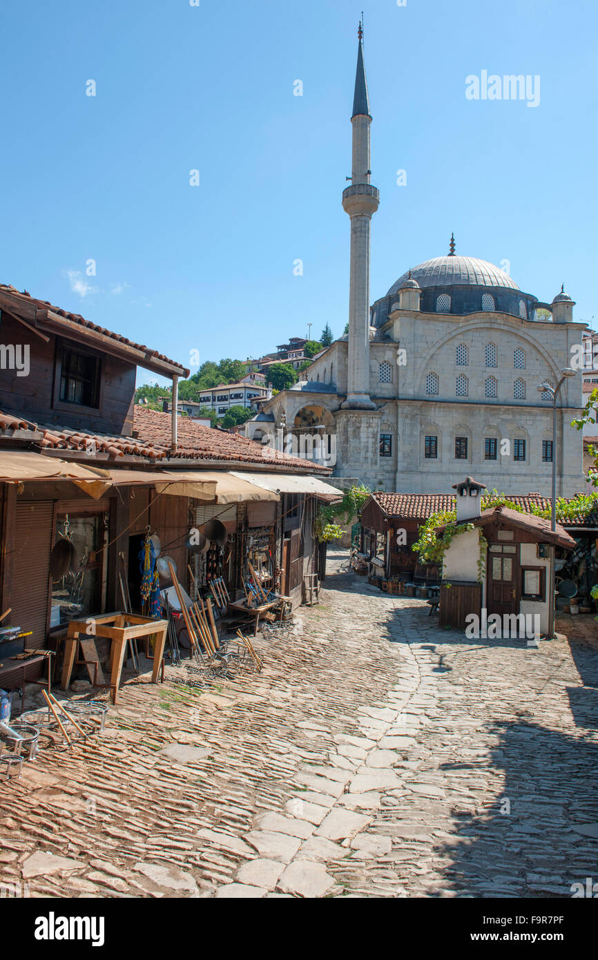 Türkei, westliche Schwarzmeerküste, Safranbolu, Blick durch eine Gasse im Handwerkerviertel zur Köprülü Mehmet Pasha Moschee. Foto Stock