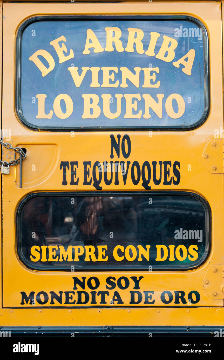 Retro di un giallo Scuola Bus parcheggiato sulla strada con lettere su di esso Foto Stock Retro di un giallo Scuola Bus parcheggiato sulla strada con lettere su di esso Foto Stock