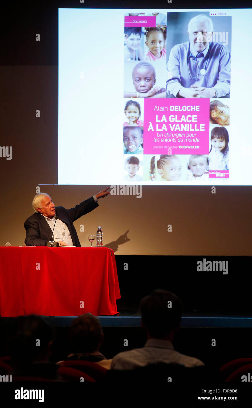 Pr. Alain Deloche dando un discorso. Foto Stock