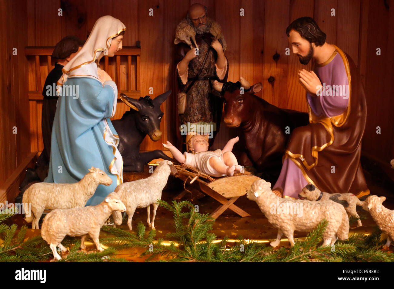 Presepe di Natale in una chiesa caholic. Scena della Natività. La Santa Famiglia. Foto Stock