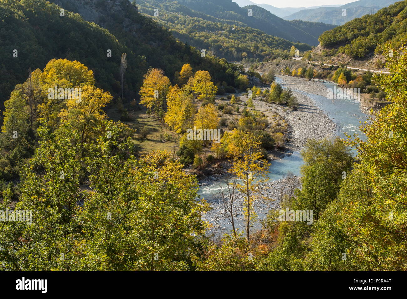 Colore di autunno nella valle Sarantaporos (un affluente del Aoös o Vjosë) nel nord vicino Pindo Kefalochori, Grecia. Foto Stock