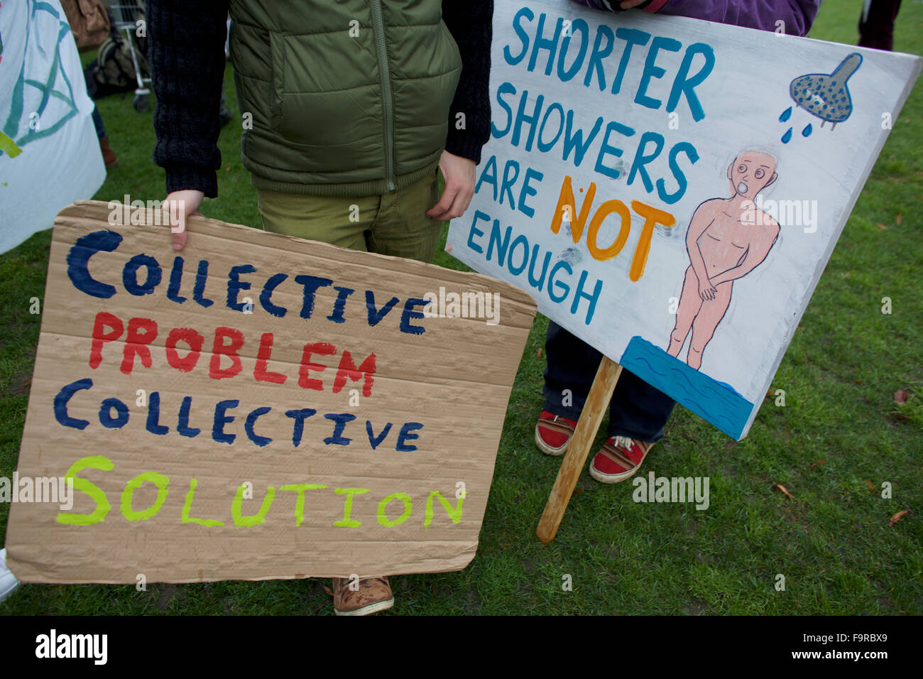 Diverse migliaia di manifestanti hanno dimostrato oggi (29 nov 2015) di Amsterdam contro l'attuale politica in materia di clima. La prossima settimana il clima internazionale inizia al vertice di Parigi. Foto Stock
