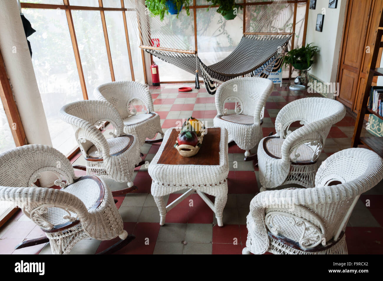 Arredamento di rattan sedia e tavolo con amaca in una stanza Foto Stock