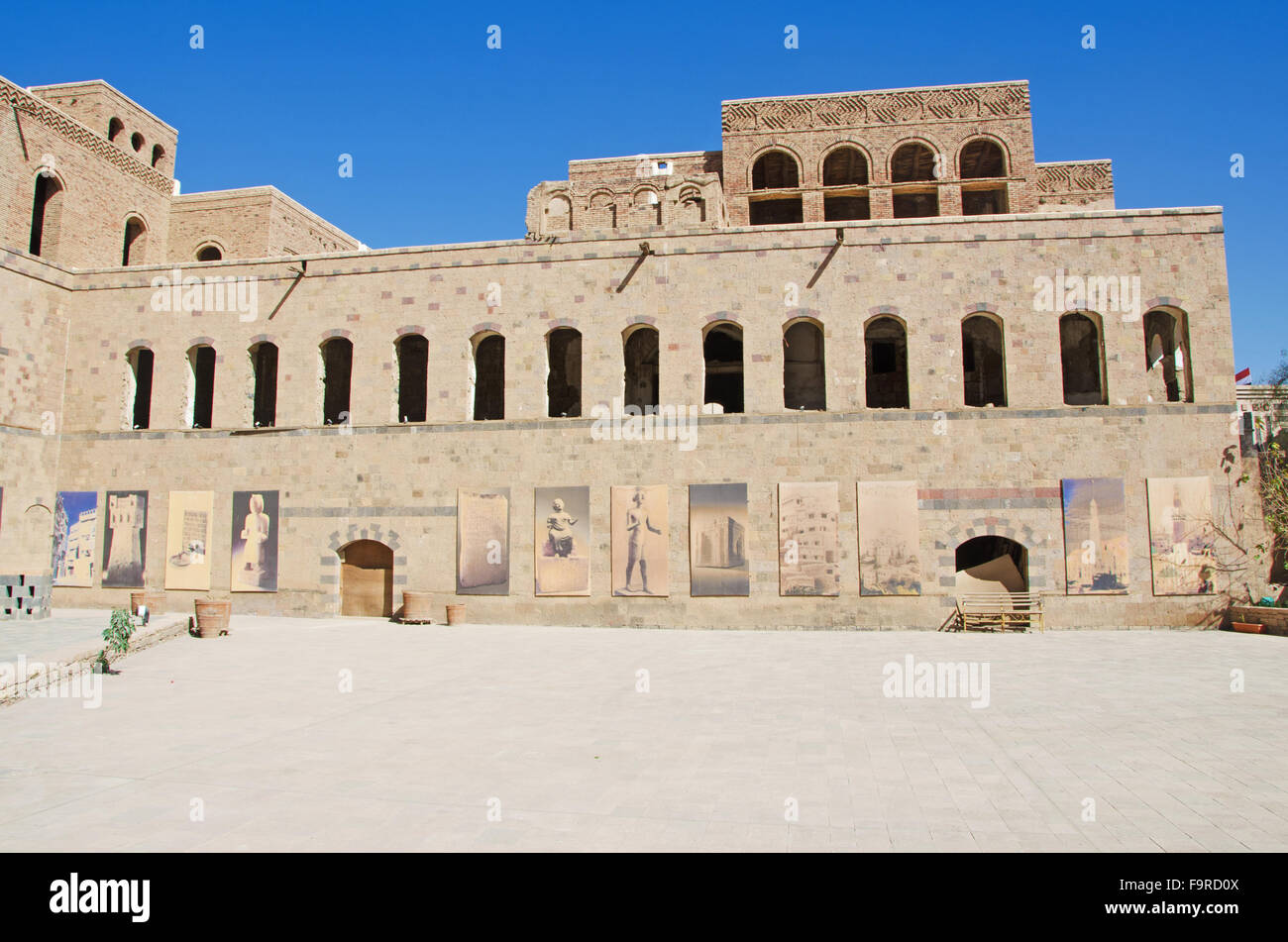 Yemen, Medio Oriente: vista del Museo Nazionale di Yemen nella città vecchia di Sana'a, galleria, arco, skyline, Patrimonio Mondiale dell Unesco Foto Stock