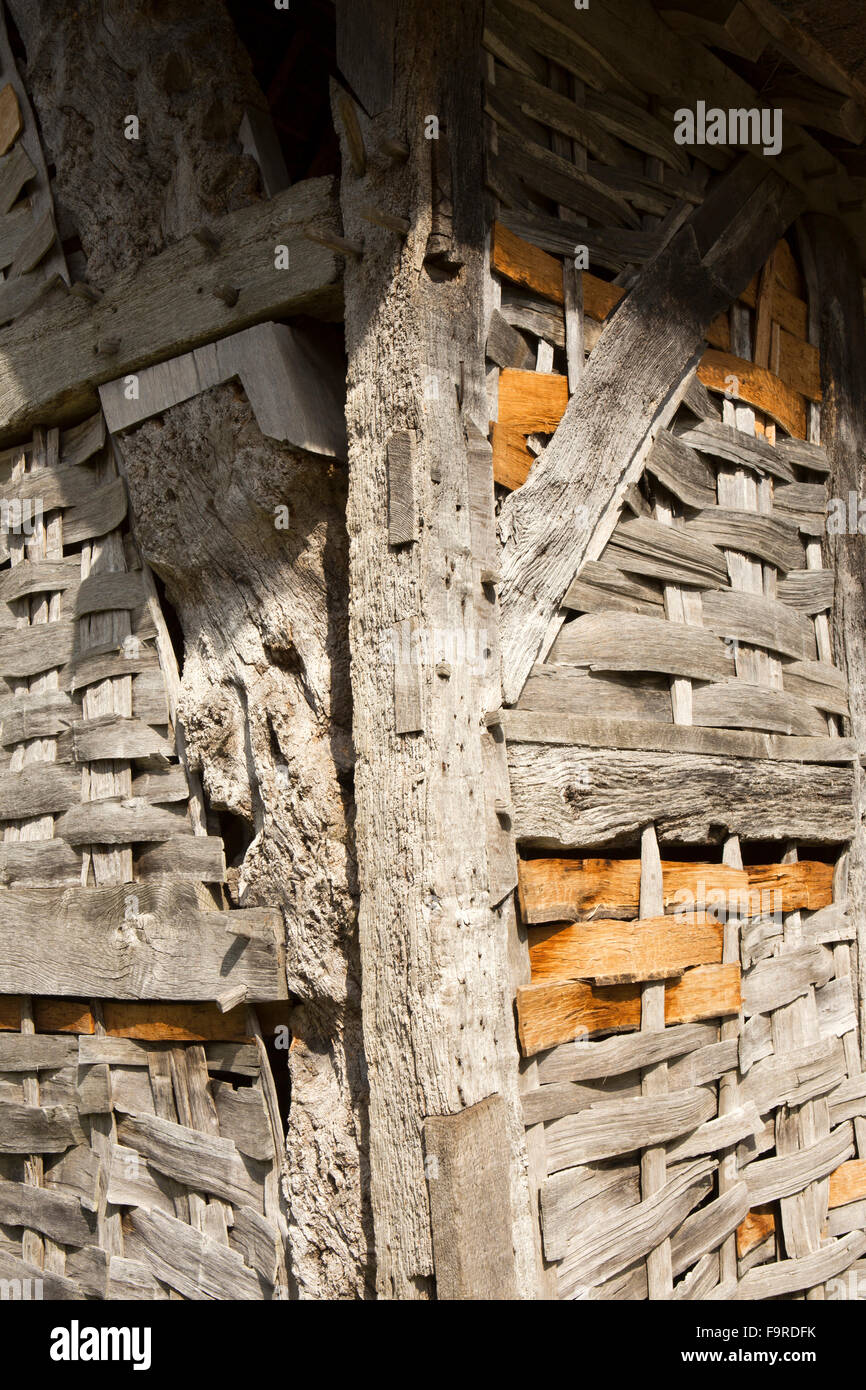 Regno Unito, Inghilterra, Worcestershire, Bromsgrove, Avoncroft Museum, la trebbiatura con il tetto di paglia nel fienile, da Cholstrey, Leominster, weathered oak Foto Stock