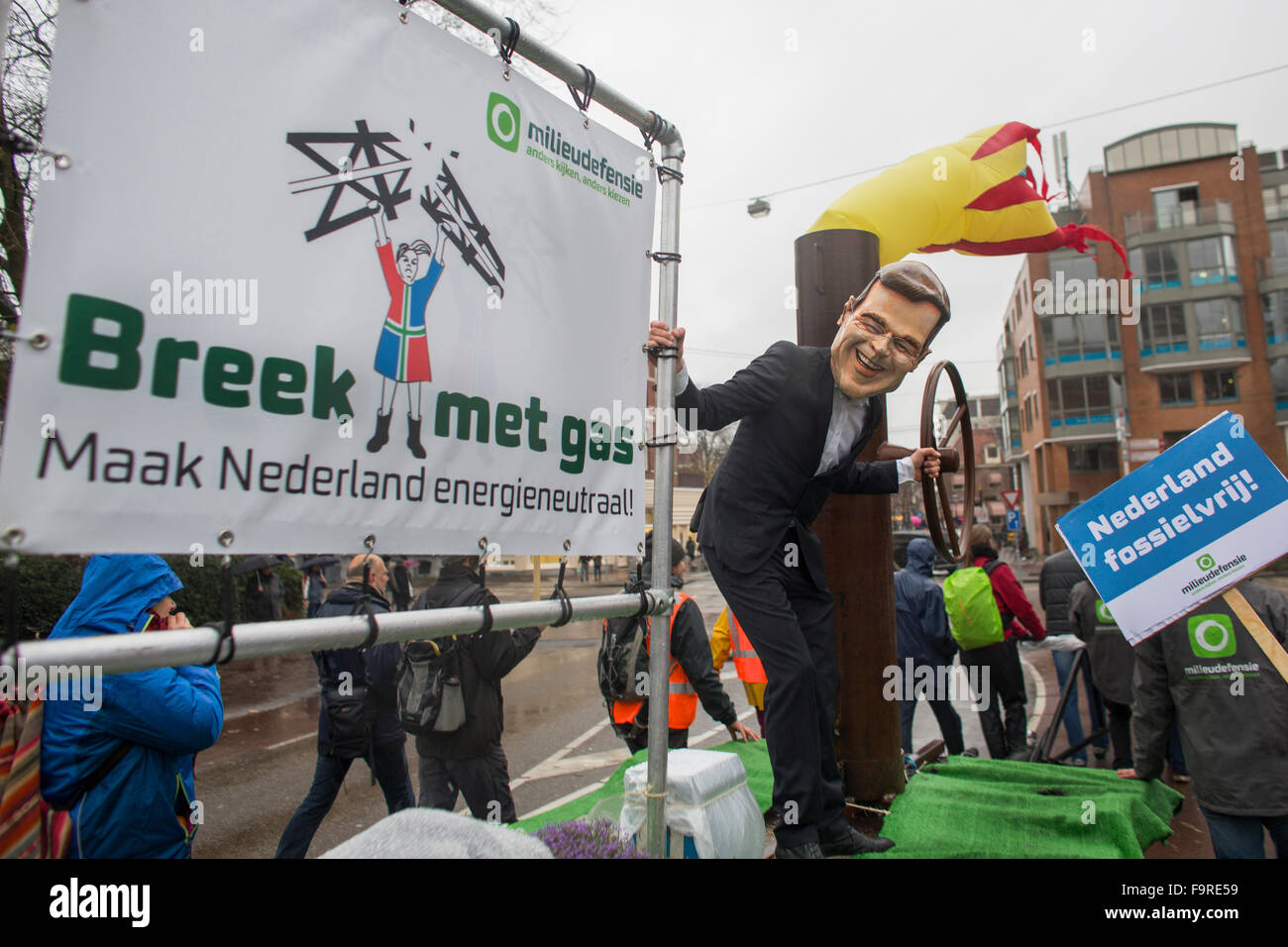 Diverse migliaia di manifestanti hanno dimostrato oggi (29 nov 2015) di Amsterdam contro l'attuale politica in materia di clima. Il primo ministro olandese Mark Rutte foratura per gas in Olanda. Foto Stock