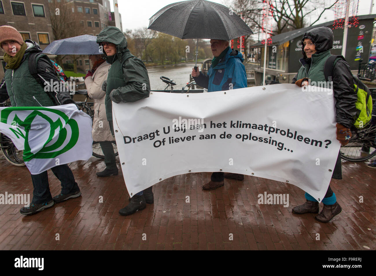 Diverse migliaia di manifestanti hanno dimostrato oggi (29 nov 2015) di Amsterdam contro l'attuale politica in materia di clima. La prossima settimana il clima internazionale inizia al vertice di Parigi. Foto Stock