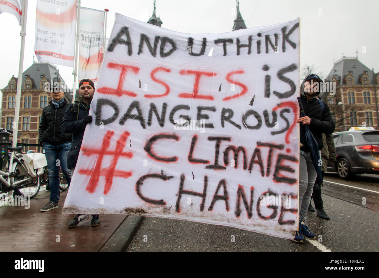 Diverse migliaia di manifestanti hanno dimostrato oggi (29 nov 2015) di Amsterdam contro l'attuale politica in materia di clima. La prossima settimana il clima internazionale inizia al vertice di Parigi. Foto Stock