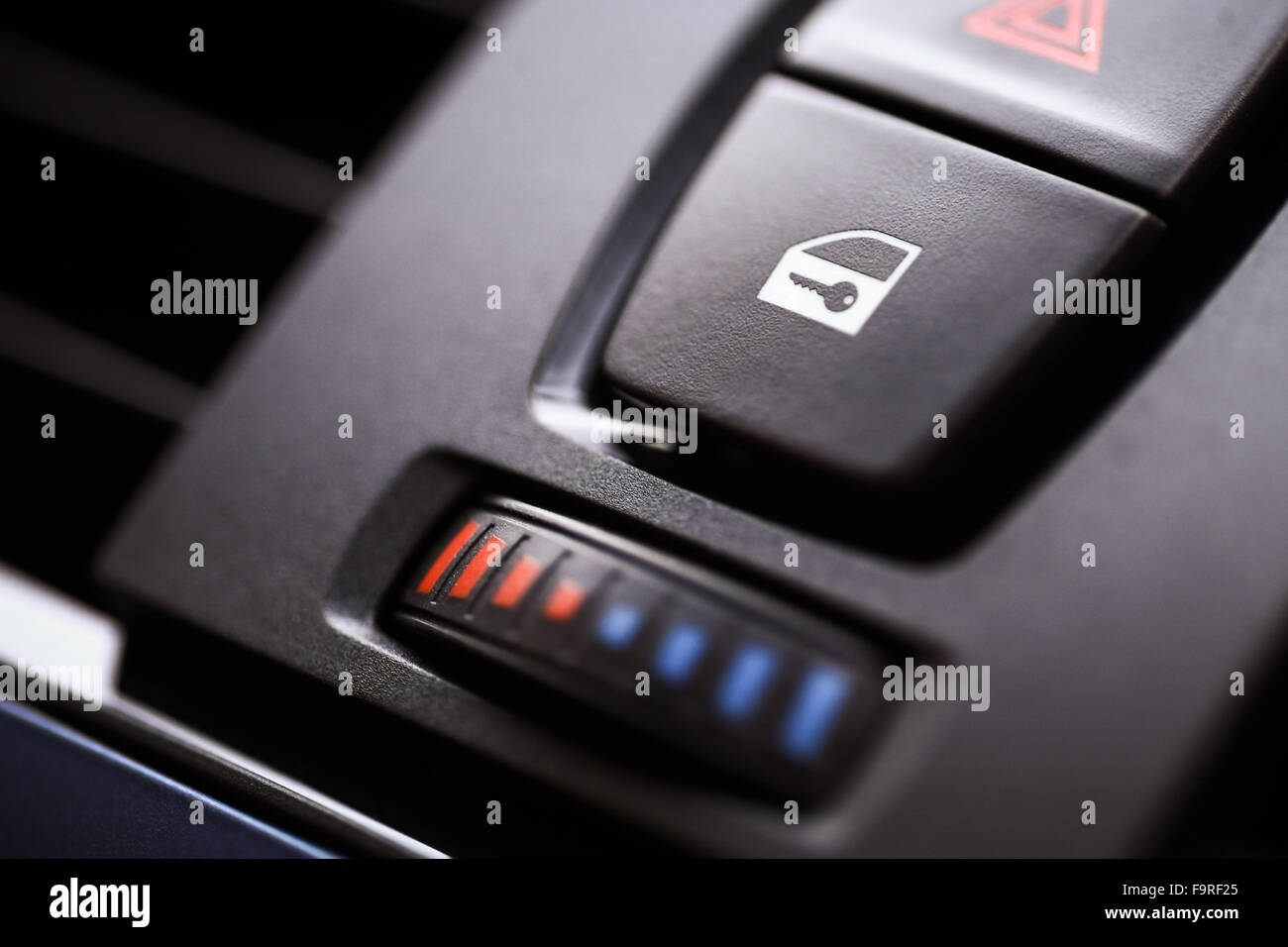 Dettaglio di un pulsante di bloccaggio porta all'interno di un'auto. Foto Stock