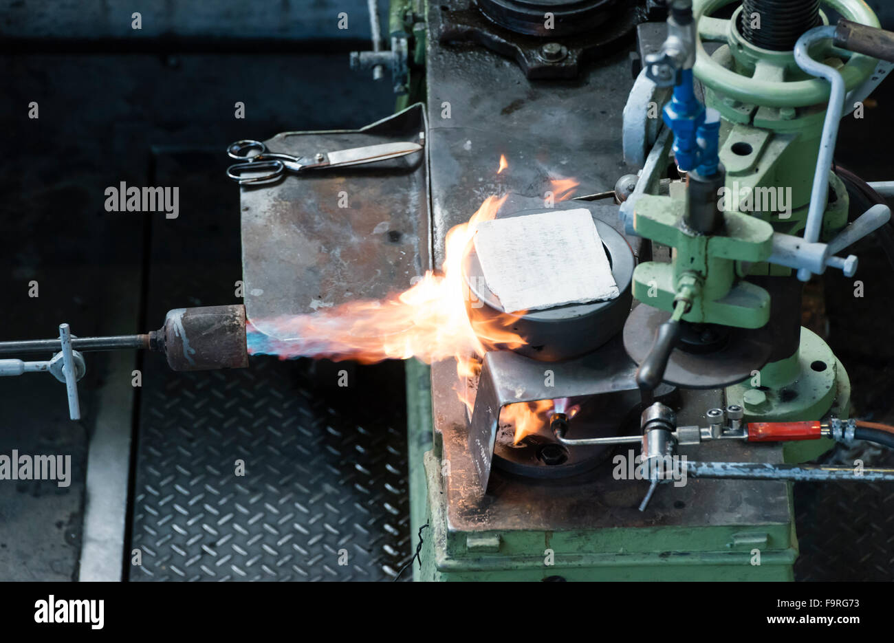 Attrezzature Glassblowing su un banco di un glassblower presso un soffiaggio di fabbricazione / forno per vetro Foto Stock