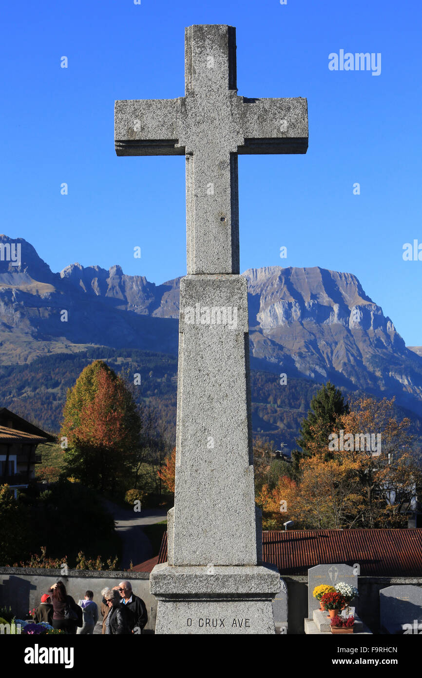 Croce. Visita al cimitero. Solennità di Tutti i Santi. Combloux cimitero. Foto Stock