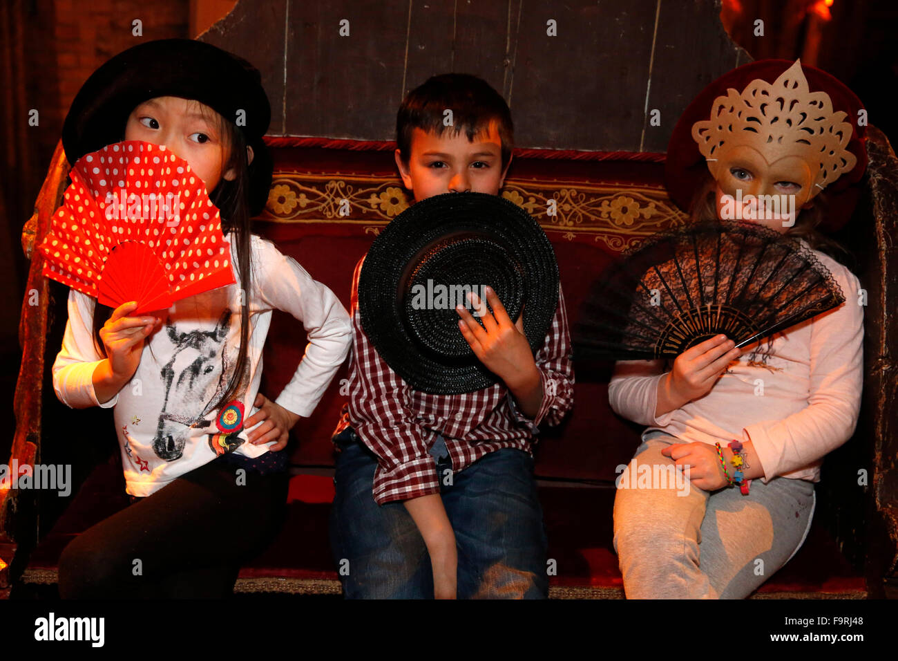 Bambini indossare cappelli e maschere. Foto Stock