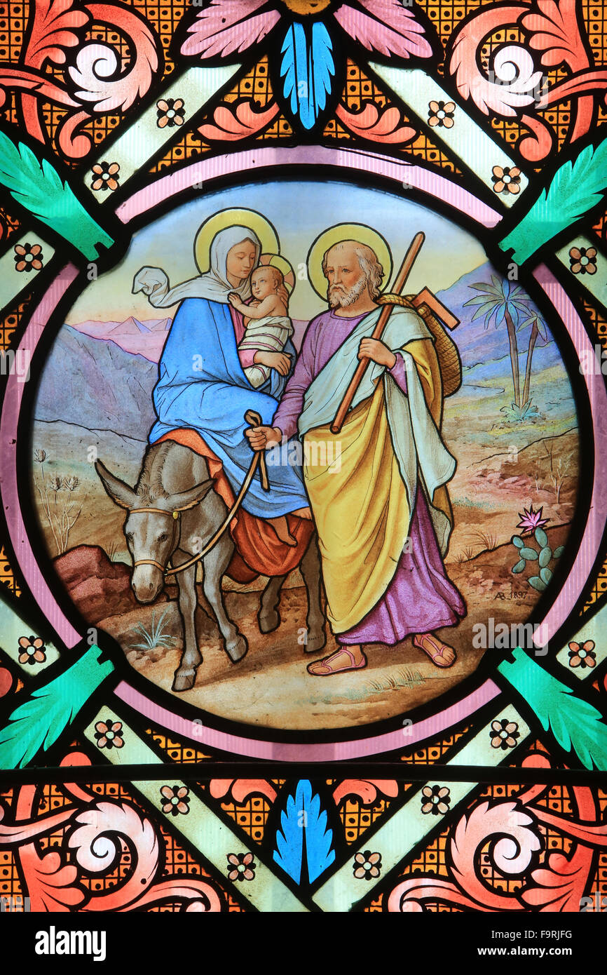 Fuga in Egitto. Finestra di vetro colorato. Santuario di Nostra Signora de la Salette. Foto Stock