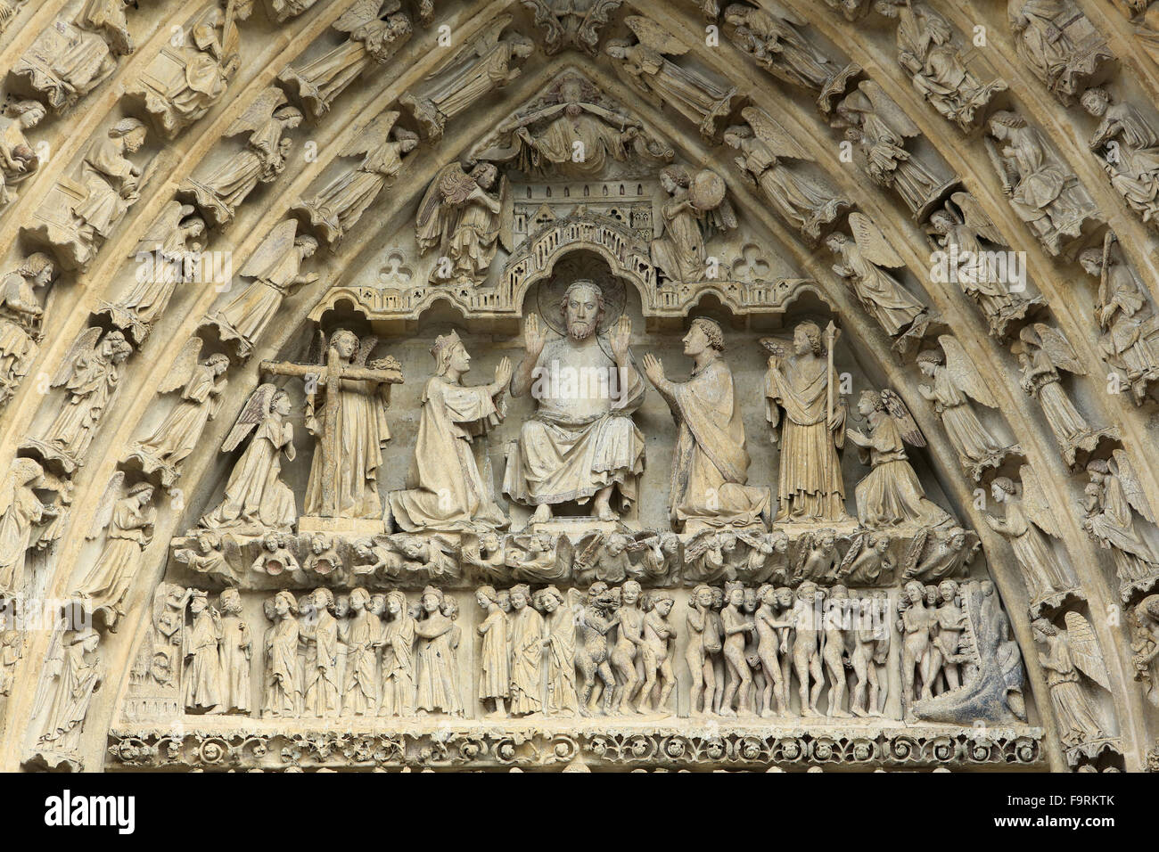 Timpano del portale del giudizio ultimo : Cristo della sentenza. Al suo fianco, sulle sue ginocchia, la Vergine Maria e San Giovanni inter Foto Stock