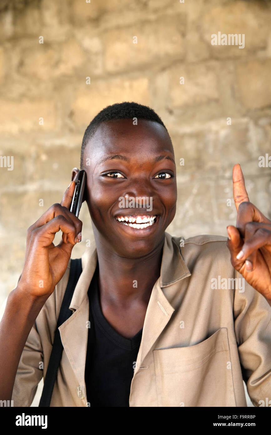 Adolescente africana utilizzando un telefono cellulare Foto Stock