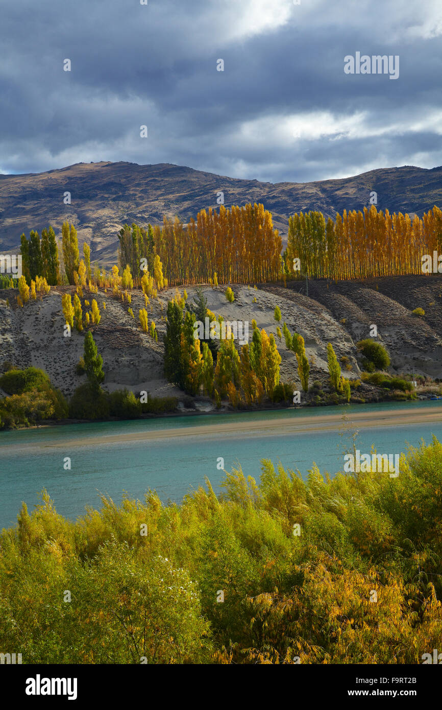 Colore di autunno a Bannockburn e braccio di Kawarau del Lago Dunstan, vicino a Cromwell di Central Otago, Isola del Sud, Nuova Zelanda Foto Stock