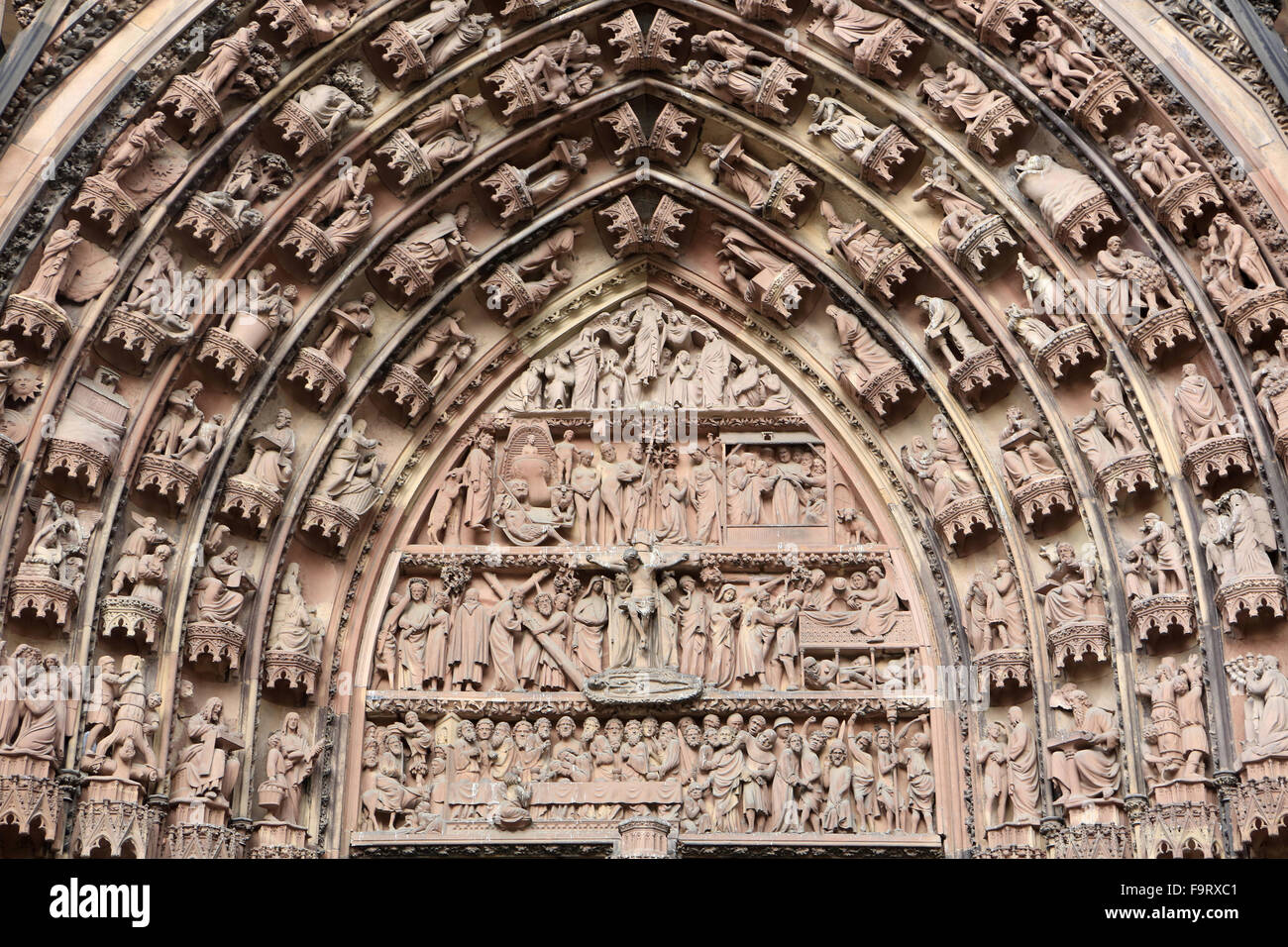 La Passione di Cristo. Timpano del portale centrale. Western faade.1250. La Madonna della cattedrale di Strasburgo. Foto Stock