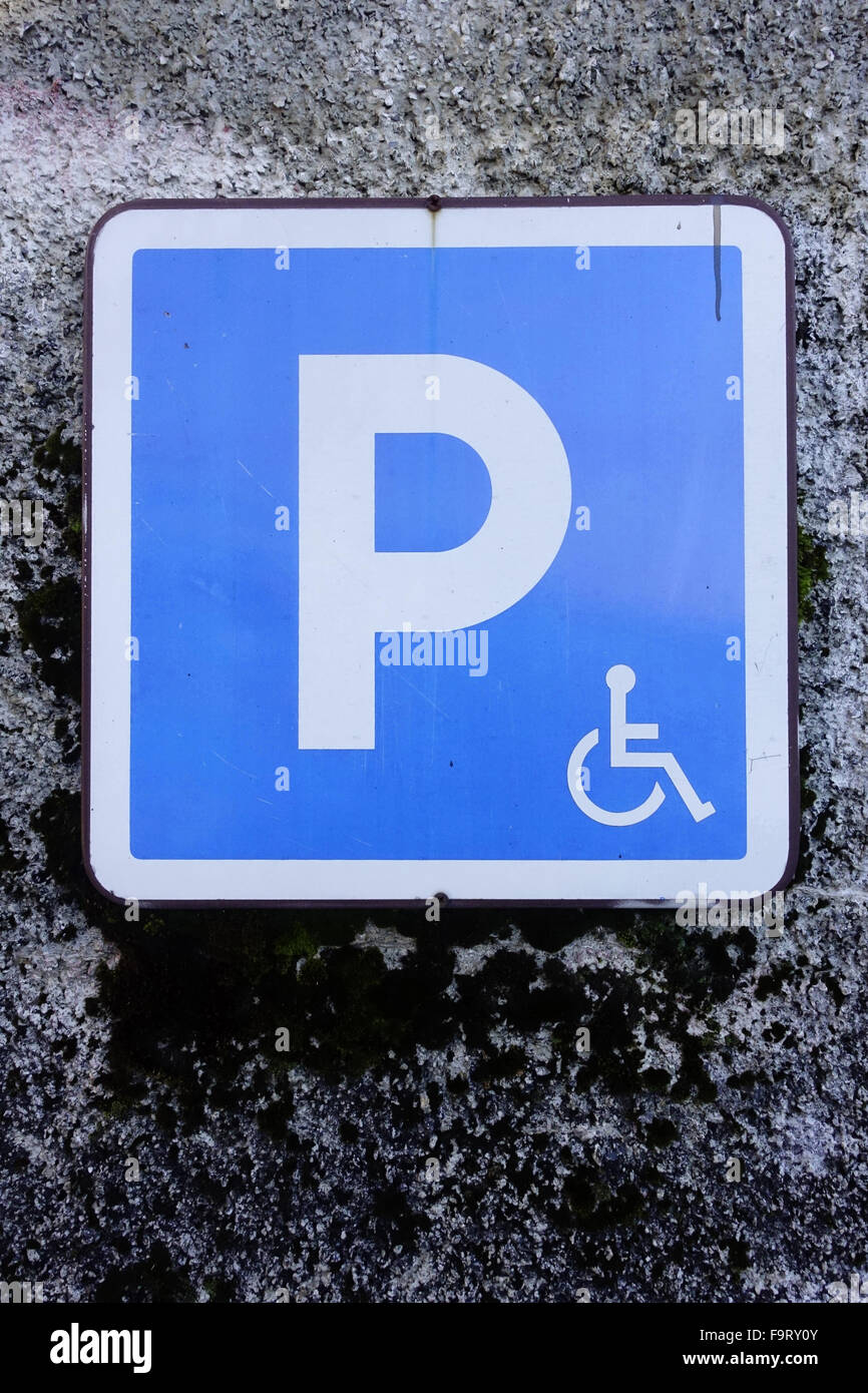 Segno. Spazio parcheggio riservato ai portatori di handicap. Foto Stock