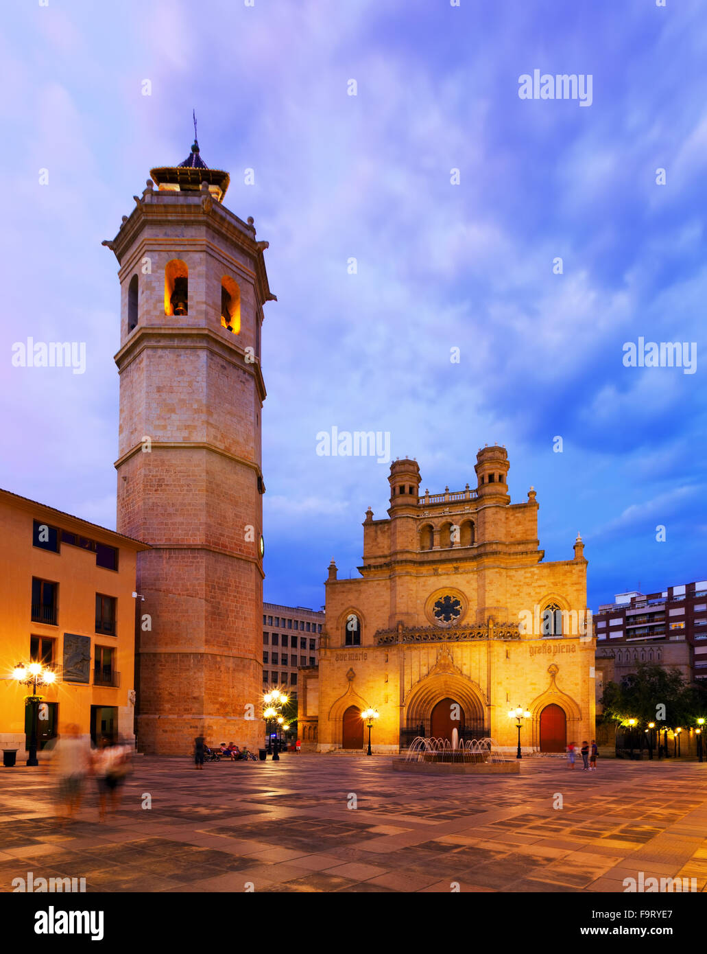 Fadri tower e la Cattedrale di Santa Maria a Castellon de la Plana nella notte. Comunità Valenciana, Spagna Foto Stock