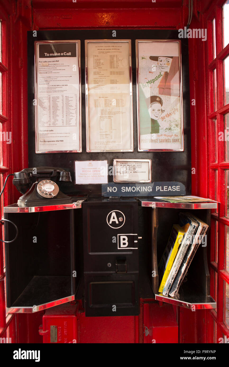 Regno Unito, Inghilterra, Worcestershire, Bromsgrove, Avoncroft Museum, telefonica nazionale di raccolta Kiosk, K6 stand interni con scatola AB Foto Stock