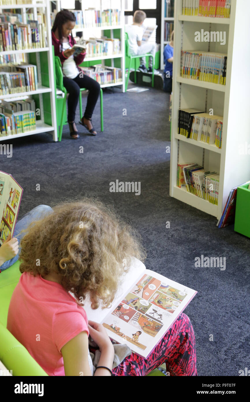 Lettori. Biblioteca della città. Foto Stock