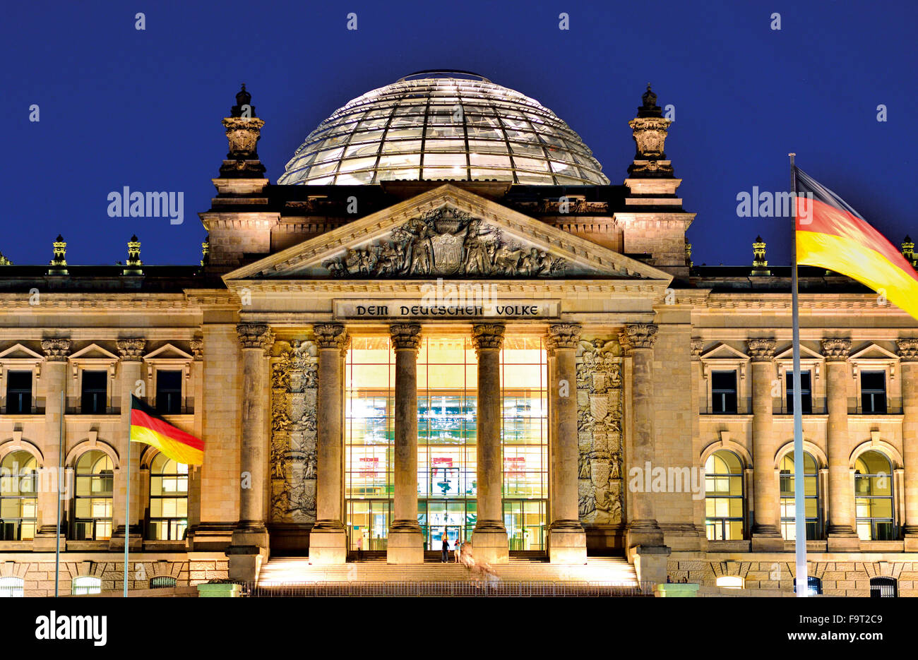 Germania Berlino: orologio notturno illuminato la facciata anteriore della casa tedesca del Parlamento 'Deutscher Reichstag' Foto Stock