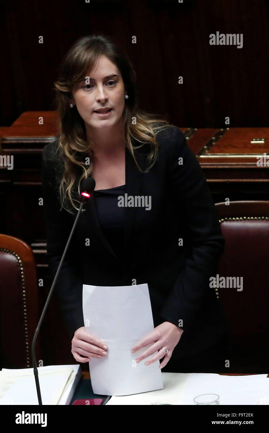 Roma, Italia. Xviii Dicembre, 2015. Il Ministro delle riforme costituzionali Maria Elena Boschi Roma XVIII Dicembre 2015. Camera dei deputati. Mozione di sfiducia nei confronti del ministro italiano delle riforme, a causa dello scandalo delle 4 banche salvate dal governo (ministro del padre è stato vice presidente di uno di essi) Credito: Insidefoto/Alamy Live News Foto Stock