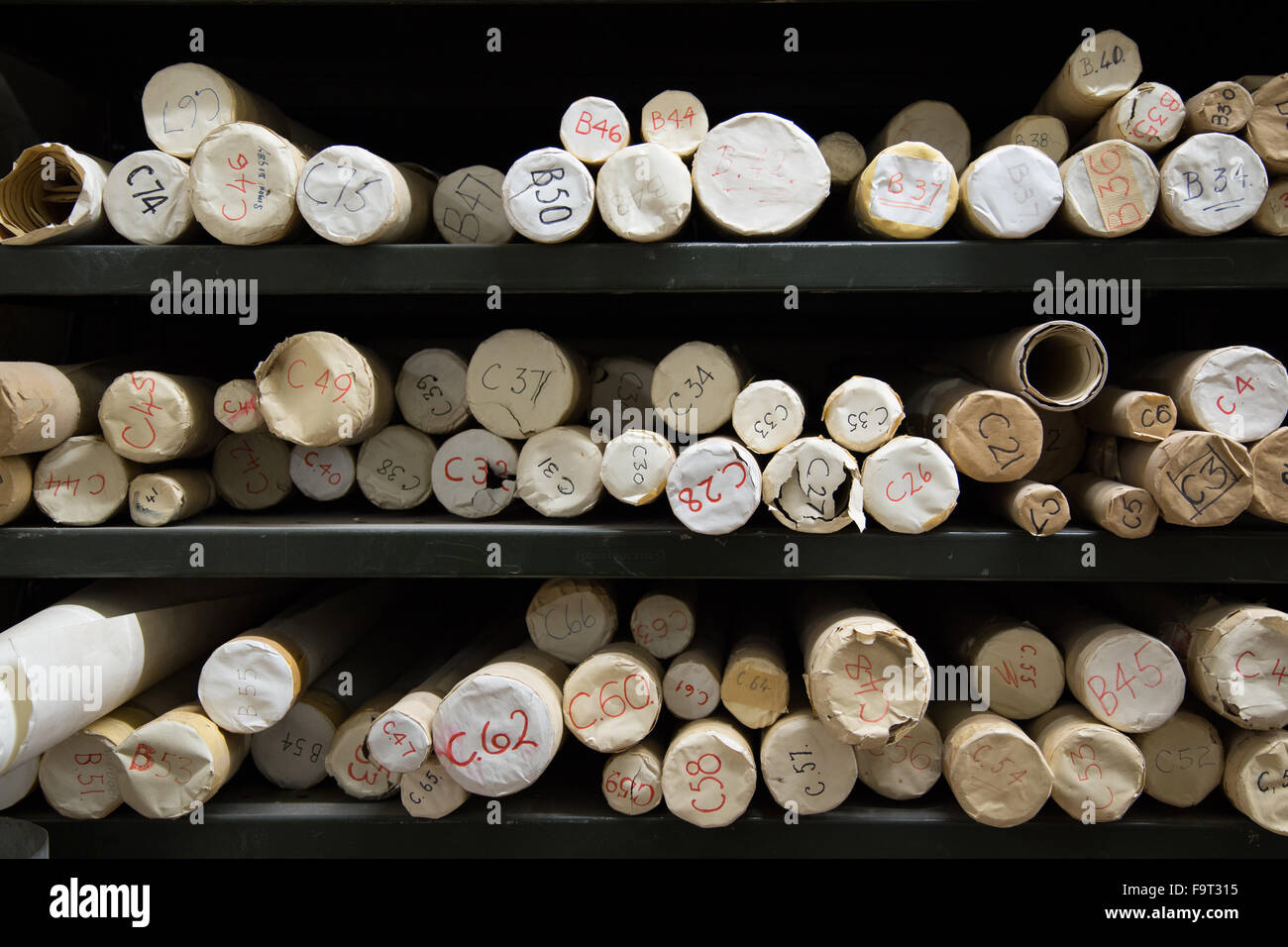 Mappe memorizzate in tubi di cartone in un archivio di record Foto Stock