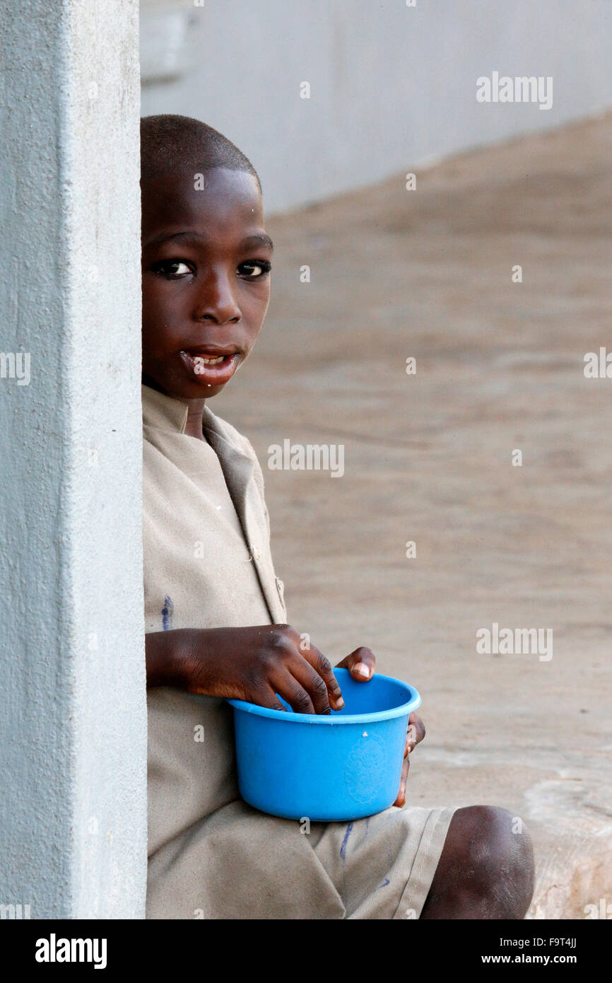 La distribuzione di prodotti alimentari in un africano scuola primaria. Foto Stock