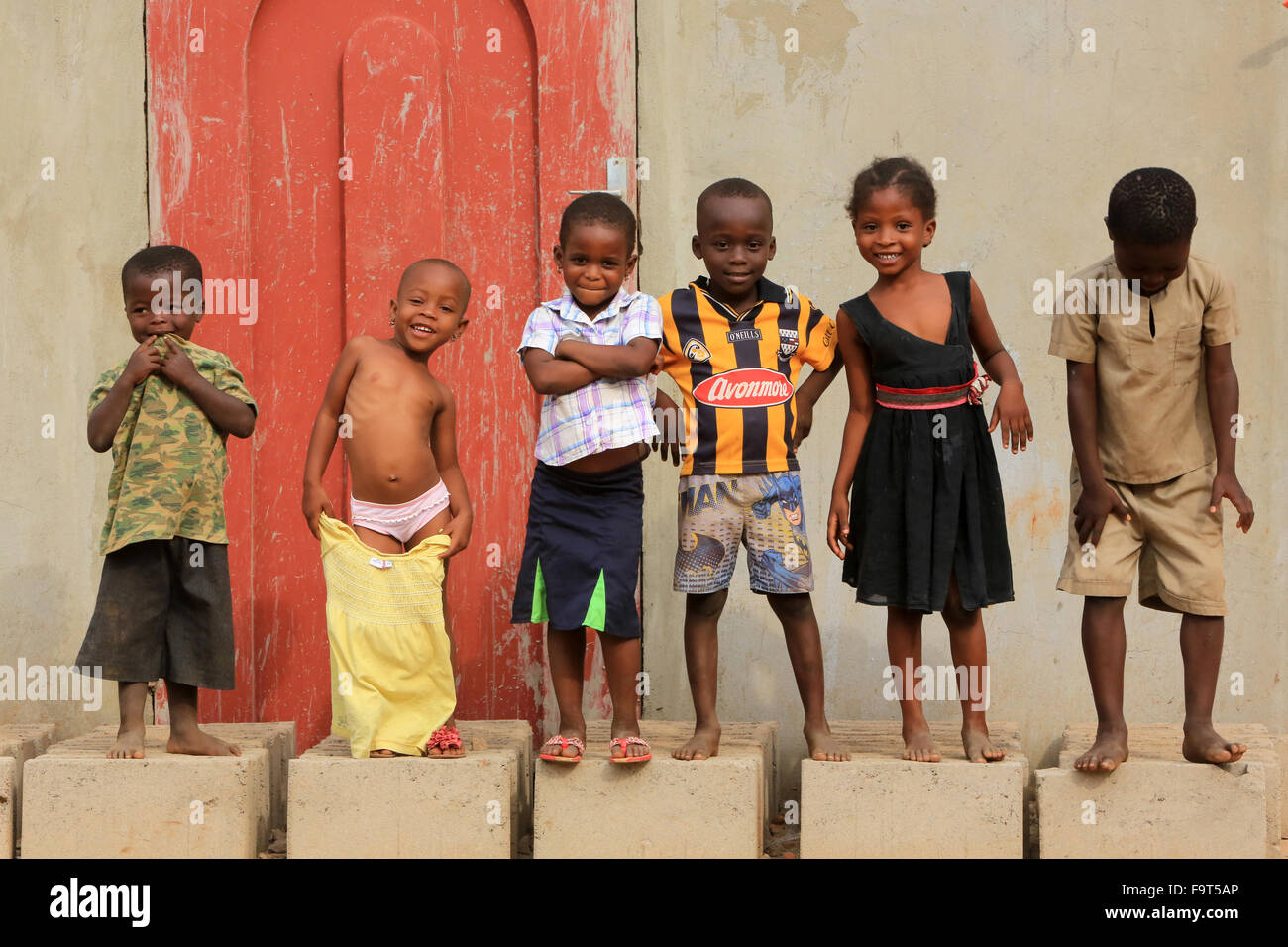 Gruppo africano dei bambini di fronte a una casa. Foto Stock