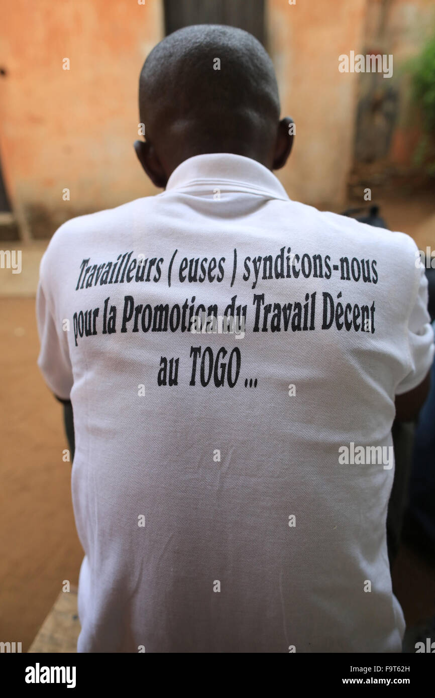 Slogan su una t-shirt: "Lavoratori (Artisti) cerchiamo di unire per la promozione di un lavoro dignitoso nel Togo ..." Foto Stock